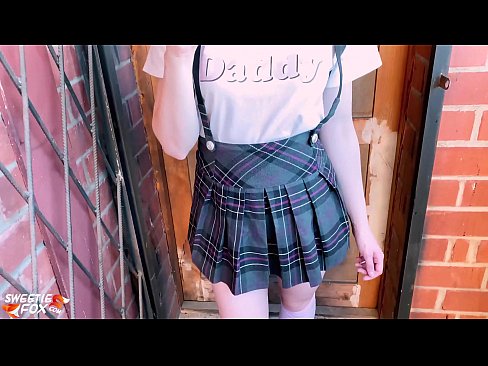 ❤️ 女學生深深地吸吮她的雞巴並亂搞而不是上課。 ❤ 色情視頻 在我們