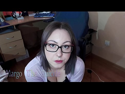 ❤️ 戴眼鏡的性感女孩在鏡頭前深吸假陽具 ❤ 色情視頻 在我們